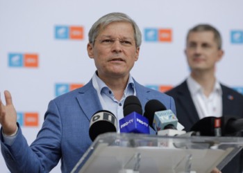 Dacian Cioloș dezminte informațiile cu privire la plecarea sa din USR și ruperea partidului, acuzându-şi colegii că răspândesc ştiri false
