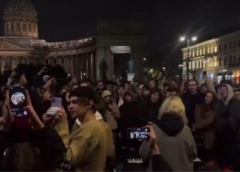 VIDEO. UPDATE Se întâmplă ceva foarte interesant la Sankt Petersburg. Sute de tineri au cântat dezlănțuiți piesa unui rapper pro-ucrainean interzis în Rusia în care se face apel la răsturnarea lui Vladimir Putin. Pregătește Generația Z o schimbare de regim la Moscova?