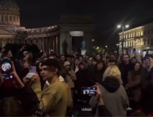 VIDEO. UPDATE Se întâmplă ceva foarte interesant la Sankt Petersburg. Sute de tineri au cântat dezlănțuiți piesa unui rapper pro-ucrainean interzis în Rusia în care se face apel la răsturnarea lui Vladimir Putin. Pregătește Generația Z o schimbare de regim la Moscova?