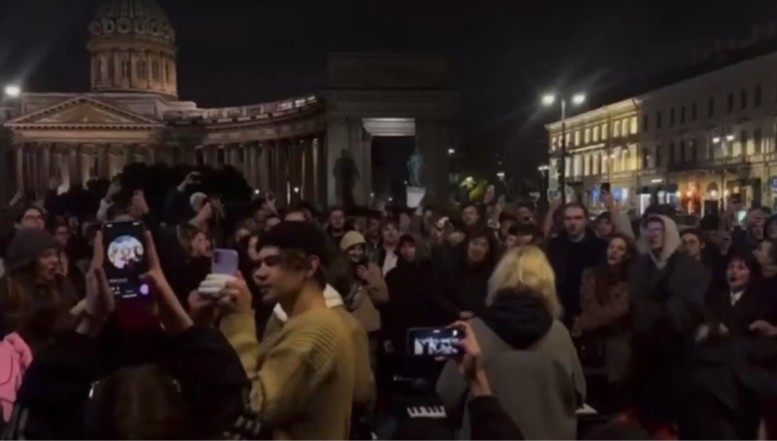VIDEO. UPDATE Se întâmplă ceva foarte interesant la Sankt Petersburg. Sute de tineri au cântat dezlănțuiți piesa unui rapper pro-ucrainean interzis în Rusia în care se face apel la răsturnarea lui Vladimir Putin. Pregătește Generația Z o schimbare de regim la Moscova?