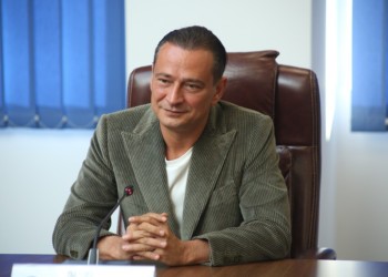 VIDEO Primarul Daniel Băluță susține că a fost otrăvit cu mercur și arsenic, detaliind la televiziunea fugarului Ghiță chinurile fizice prin care trece: dureri musculare, articulare, parestezii și pierderi de dinți. Legătura dintre otrăvire și recentul raport misterios care dezvăluie fapte grave de corupție de la Sectorul 4