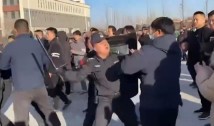 VIDEO. Proteste și ciocniri violente cu forțele de ordine în China, după moartea „rusească” a unui tânăr, „căzut” de la fereastră