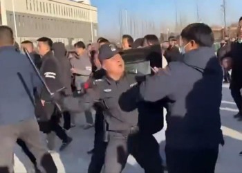 VIDEO. Proteste și ciocniri violente cu forțele de ordine în China, după moartea „rusească” a unui tânăr, „căzut” de la fereastră