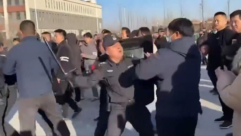 VIDEO. Proteste și ciocniri violente cu forțele de ordine în China, după moartea „rusească” a unui tânăr, „căzut” de la fereastră