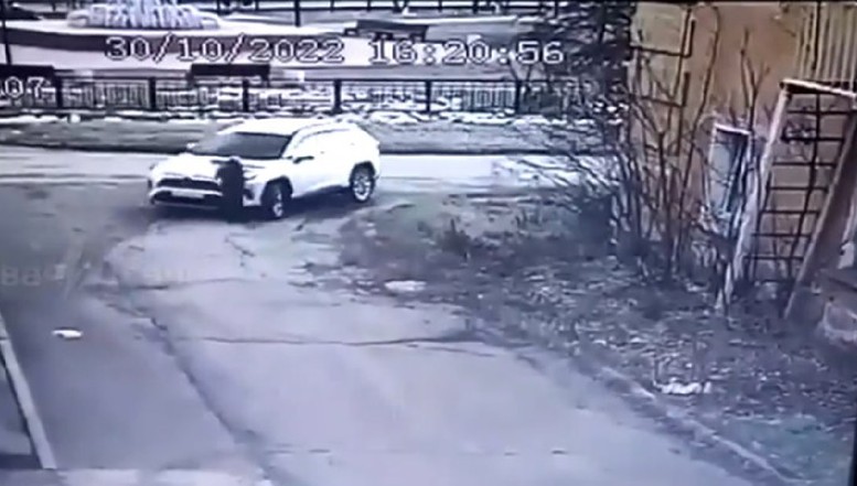 VIDEO. Un deputat din partidul lui Putin lovește cu mașina un copil, trecând peste el, și îl abandonează grav rănit la locul accidentului