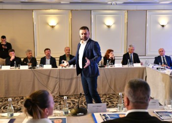 Ciprian Ciucu admite că nu poate promite mari proiecte de infrastructură pentru restul de mandat pe care l-ar putea obține la PMB. Promite însă să reverse peste Capitală „cultura mentenanței”  / Bolojan spune că nu primarul trebuie să conducă Bucureștiul, ci oamenii și companiile. El a adus în discuție voalat, după mulți ani, Romexpo