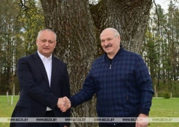 Marea prietenie dintre penalul Dodon și dictatorul Lukașenko, care oprește avioane comerciale, își omoară oponenții și umple pușcăriile cu deținuți politici