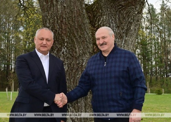 Marea prietenie dintre penalul Dodon și dictatorul Lukașenko, care oprește avioane comerciale, își omoară oponenții și umple pușcăriile cu deținuți politici