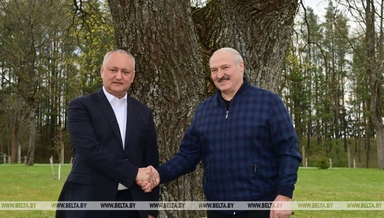 Marea prietenie dintre penalul Dodon și dictatorul Lukașenko, care oprește avioane comerciale, își omoară oponenții și umple pușcăriile cu deținuți politici