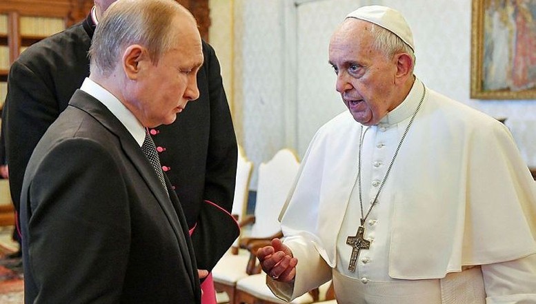 Vaticanul încearcă să dreagă busuiocul după ce Papa Francisc le-a vorbit tinerilor catolici ruși despre "moștenirea marelui imperiu rus iluminat". Declarațiile Suveranului Pontif au provocat stupoare la Kiev