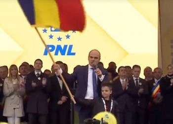 VIDEO Rareș Bogdan a anunțat la Brașov intrarea PSD în groapa de gunoi a istoriei: "Noi creștem, ei cad în noroi! Îi vom îngenunchea și știți de ce?"