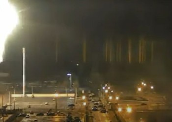 VIDEO. Moscova recurge la „teroarea nucleară”,  bombardând cea mai mare centrală nucleară a Europei. Președintele Zelenski, după atacul de la Zaporijie: Putin vrea să repete catastrofa de la Cernobîl / Incendiul izbucnit în incinta centralei a fost stins