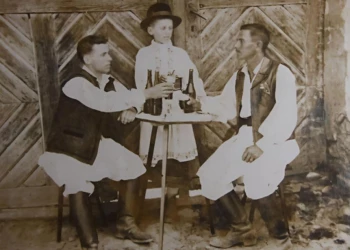 Vara lui 1952. Când partizanul bănățean Dumitru Ișfănuț zis ”Sfârloagă” s-a deghizat în maior de Miliție, bătându-și joc de vânătorii comuniștii din comuna Bozovici, pe care i-a atras într-o ambuscadă. Istorii necunoscute