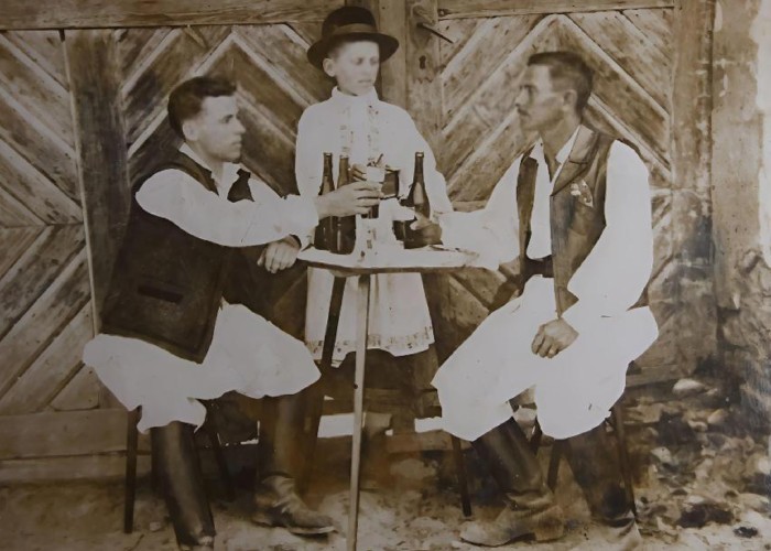 Vara lui 1952. Când partizanul bănățean Dumitru Ișfănuț zis ”Sfârloagă” s-a deghizat în maior de Miliție, bătându-și joc de vânătorii comuniștii din comuna Bozovici, pe care i-a atras într-o ambuscadă. Istorii necunoscute
