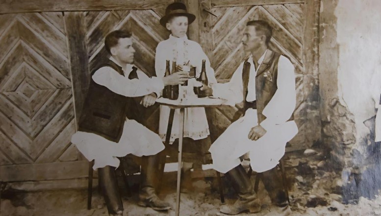 Vara lui 1952. Când partizanul bănățean Dumitru Ișfănuț zis ”Sfârloagă” s-a deghizat în maior de Miliție, bătându-și joc de vânătorii comuniștii din comuna Bozovici, pe care i-a atras într-o ambuscadă. Istorii necunoscute