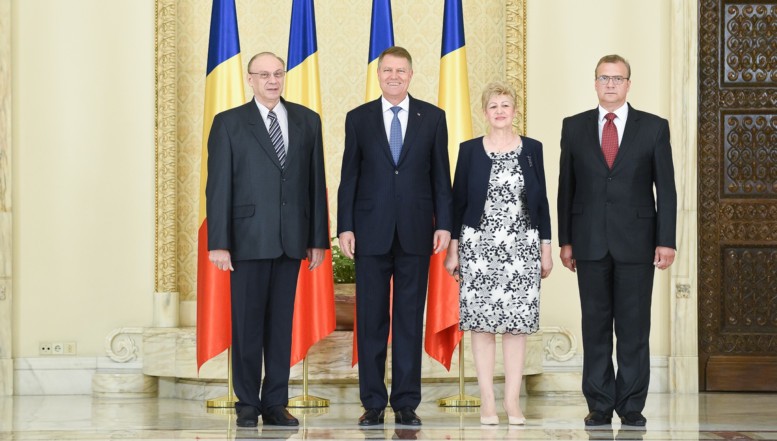 Lăcomia îmbuibaților de la CCR nu are limite: cei trei judecători care își termină mandatul râvnesc la indemnizații uriașe în plin dezastru bugetar. Ei sunt deja beneficiari de pensii speciale colosale