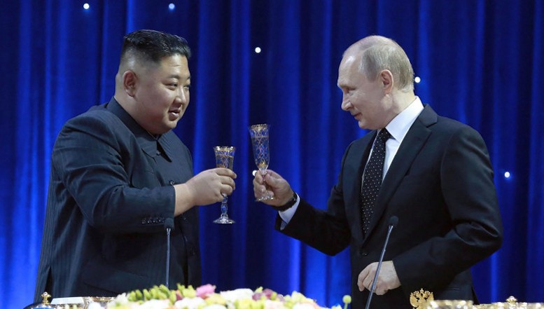 Tovărășia criminalilor în masă: Putin i-a făcut cadou o mașină de lux satrapului nord-coreean Kim Jong-un, ca semn al ”prieteniei speciale”. Munițiile fabricate în Coreea de Nord – adevărata miză a Rusiei
