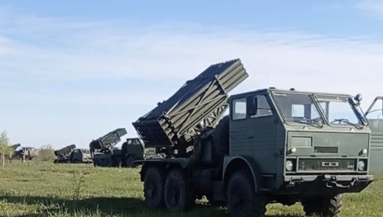 VIDEO. Mai multe lansatoare românești APR-40 au ajuns pe frontul din Ucraina. Cine a donat, de fapt, sistemele de rachete cu lansare multiplă? România nu suflă o vorbă despre asta