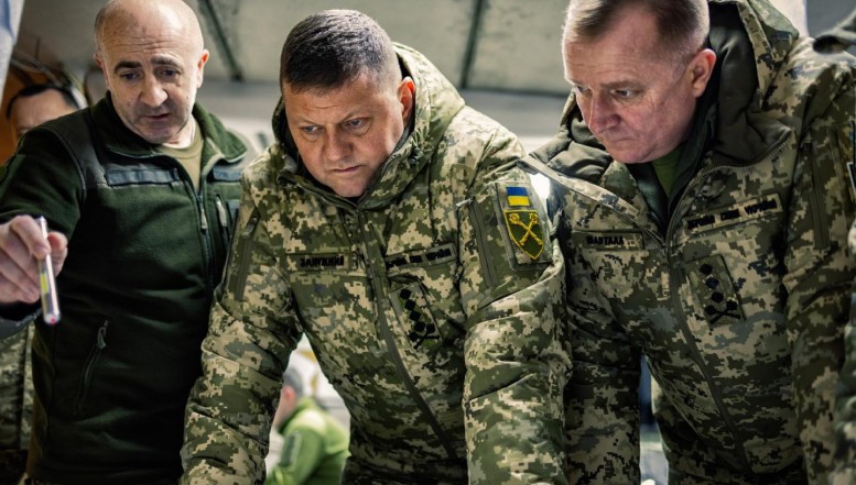 Ucraina anunță doborârea a două avioane militare rusești în zona Mării Azov. Generalul Valeri Zalujnîi: „Le sunt recunoscător Forţelor Aeriene pentru operaţiunea planificată şi executată perfect”