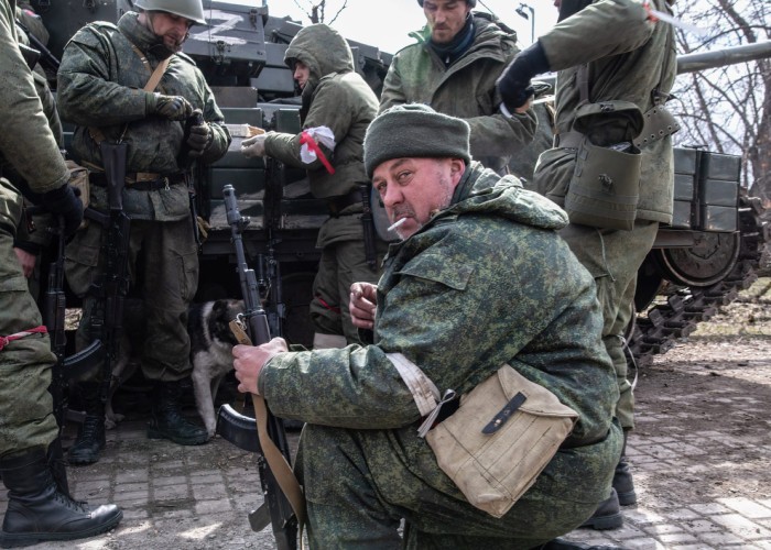 Rudele militarilor ruși trimiși în Ucraina reclamă abuzuri înfiorătoare din partea comandanților:  agresiuni sexuale, violuri, umilințe și tortură pentru a obține de la soldați toți banii plătiți de Moscova pentru război