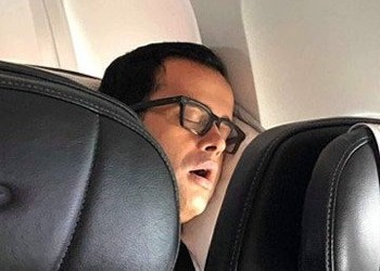 IMAGINI EXCLUSIVE. Mihai Gâdea zboară la business class și doarme cu ventuzele crăcănate