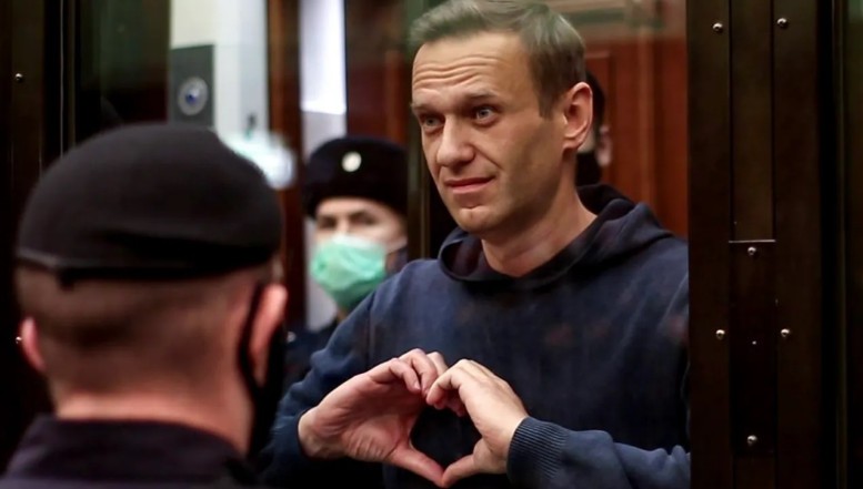 Sute de preoți din Rusia lansează un apel public către Vladimir Putin pentru a preda familiei trupul lui Alexei Navalnîi: „Nu fiți mai crud decât Pilat!” Tiranul are însă alte planuri odioase: un nou val de represiune și crime contra opoziției din închisoare