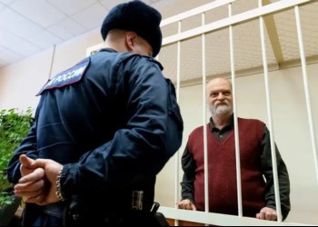 Ce nu a reușit URSS, face Rusia putinistă: a fost arestat jurnalistul și fostul disident sovietic Aleksandr Skobov. Deși suferă de diabet zaharat, nu i se permite să își ia medicamentele. La tribunal, băgat într-o cușcă, Skobov a declarat: "Nu văd niciun rost să particip la această bufonerie, iar singurul motiv pentru care particip la această instanță este să scuip în fața ei!"