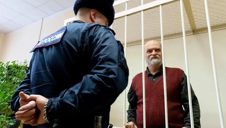 Ce nu a reușit URSS, face Rusia putinistă: a fost arestat jurnalistul și fostul disident sovietic Aleksandr Skobov. Deși suferă de diabet zaharat, nu i se permite să își ia medicamentele. La tribunal, băgat într-o cușcă, Skobov a declarat: "Nu văd niciun rost să particip la această bufonerie, iar singurul motiv pentru care particip la această instanță este să scuip în fața ei!"
