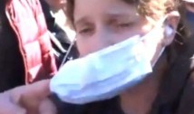 VIDEO O credincioasă care purta mască la pelerinaj la Sf. Parascheva a fost atacată de o "anti-botnițară"