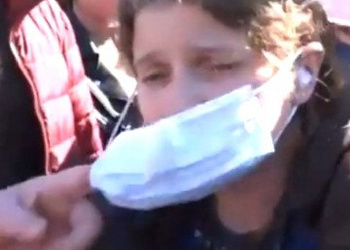 VIDEO O credincioasă care purta mască la pelerinaj la Sf. Parascheva a fost atacată de o "anti-botnițară"