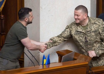 Volodimir Zelenski confirmă intenția de a-l înlocui pe Valeri Zalujnîi din fruntea armatei, dar afirmă că „se gândește” să schimbe mai mulți înalți oficiali din conducerea statului / Mesajul dur al liderului de la Kiev pentru europenii care s-au săturat să ajute Ucraina: „Războiul poate ajunge și la voi și nu există nicio certitudine că NATO va reacționa prompt”