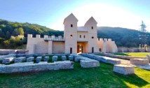 Ironii usturătoare și critici dure la adresa felului în care a fost reabilitat Castrul Arutela, construcție din vremea împăratului roman Hadrian. „Arată ca un c*r, iar ați furat sau ați dat unui prost lucrarea?” / „Ați pus și termopane?” / „Fudulilor! L-ați făcut mai frumos decât l-au construit romani!”