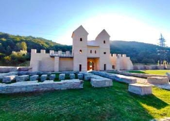 Ironii usturătoare și critici dure la adresa felului în care a fost reabilitat Castrul Arutela, construcție din vremea împăratului roman Hadrian. „Arată ca un c*r, iar ați furat sau ați dat unui prost lucrarea?” / „Ați pus și termopane?” / „Fudulilor! L-ați făcut mai frumos decât l-au construit romani!”