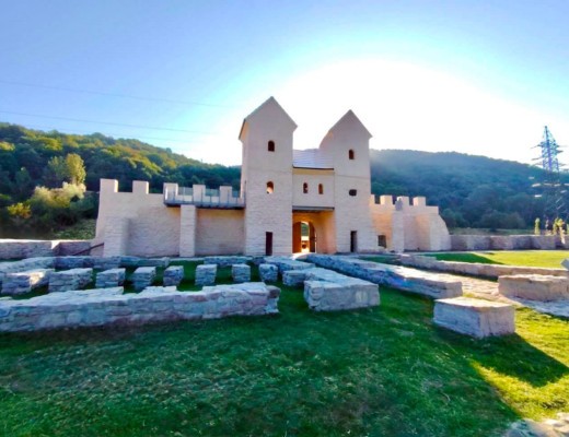 Ironii usturătoare și critici dure la adresa felului în care a fost reabilitat Castrul Arutela, construcție din vremea împăratului roman Hadrian. „Arată ca un c*r, iar ați furat sau ați dat unui prost lucrarea?” / „Ați pus și termopane?” / „Fudulilor! L-ați făcut mai frumos decât l-au construit romani!”