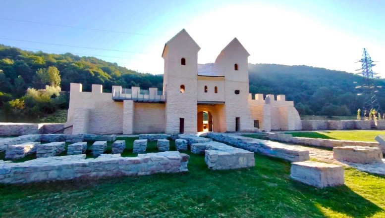Ironii usturătoare și critici dure la adresa felului în care a fost reabilitat Castrul Arutela, construcție din vremea împăratului roman Hadrian. „Arată ca un c*r, iar ați furat sau ați dat unui prost lucrarea?” / „Ați pus și termopane?” / „Fudulilor! L-ați făcut mai frumos decât l-au construit romani!”