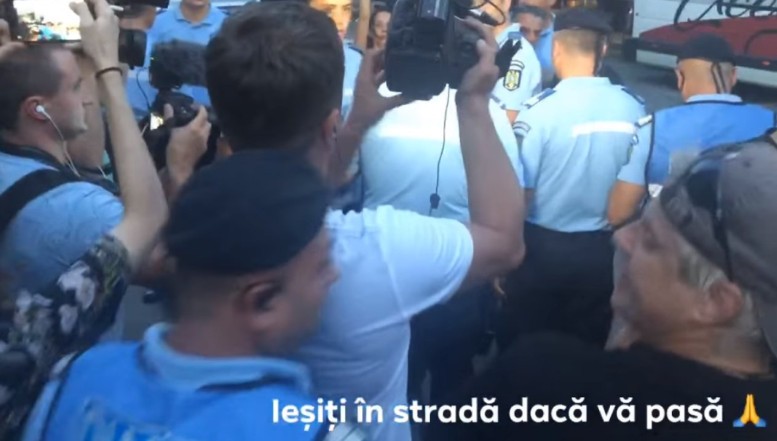 VIDEO Regimul milițienesc PSD. Un jandarm l-a bruscat pe Marian Ceaușescu la manifestația anti-MAI ce a avut loc în urma ororii de la Caracal