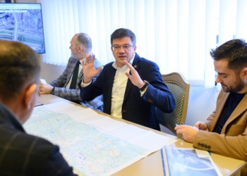 Investigație Reporter de Iași: inculpatul Costel Alexe, președintele CJ Iași, a mers la București cu avionul pentru a-și vizita concubina de zeci de ori, în ultimii doi ani. Și a plătit, fără jenă, biletele de avion și cazarea la hotel din BANII STATULUI!