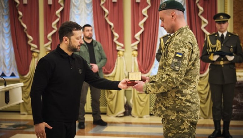 Președintele Zelenski a decorat un detașament al Poliției de Frontieră din Cernăuți care a participat la luptele cu invadatorii ruși pe fronturile din estul Ucrainei