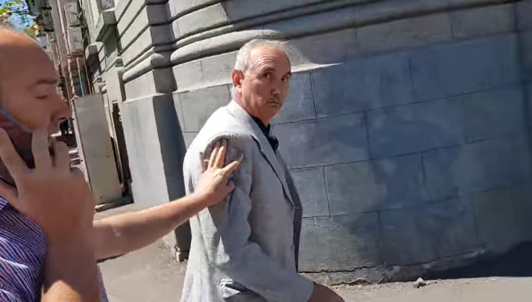 VIDEO Scene ireale lângă Curtea de Apel București. Activistul și revoluționarul Marian „Ceaușescu”, lovit repetat, cu pumnii și șutul, de un fost procuror, în prezent membru PSD și inculpat într-un mare dosar de corupție