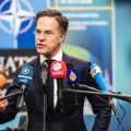 VIDEO Mark Rutte, șeful NATO, a evidențiat public sprijinul acordat Statelor Unite de ROMÂNIA în conflictul cu Iranul. Declarația a fost făcută pentru Fox News cu puțin înainte de întrevederea cu Donald Trump, încă foarte furios pe aliații europeni