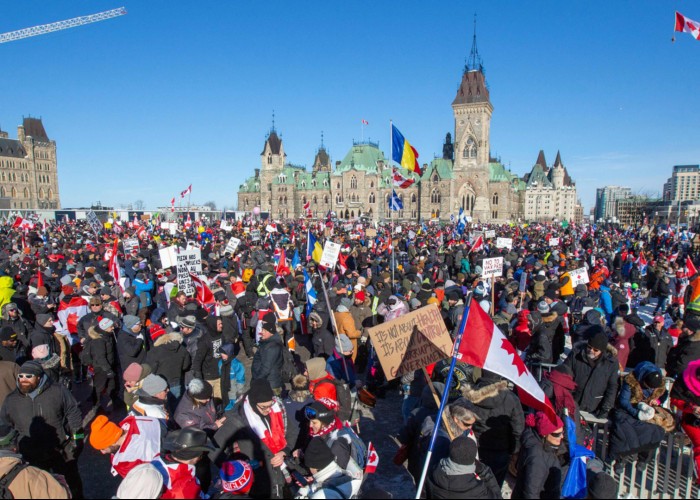 Desfășurătorul MASIVELOR proteste anti-restricții din Canada. În fața valului de nemulțumiri, premierul Trudeau a fugit din Ottawa, fiind ascuns într-o locație secretă! Ploaia de acuzații