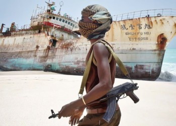 Pirații somalezi au reînceput atacurile împotriva navelor civile, odată cu atacurile rebelilor Houthi, făcând și mai riscant transportul maritim dintre Europa și Asia