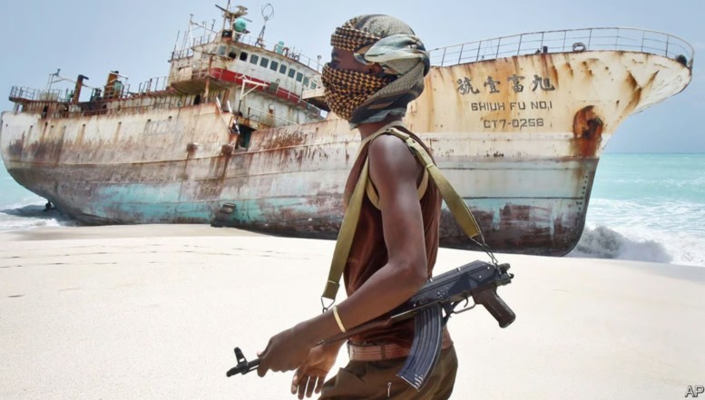 Pirații somalezi au reînceput atacurile împotriva navelor civile, odată cu atacurile rebelilor Houthi, făcând și mai riscant transportul maritim dintre Europa și Asia